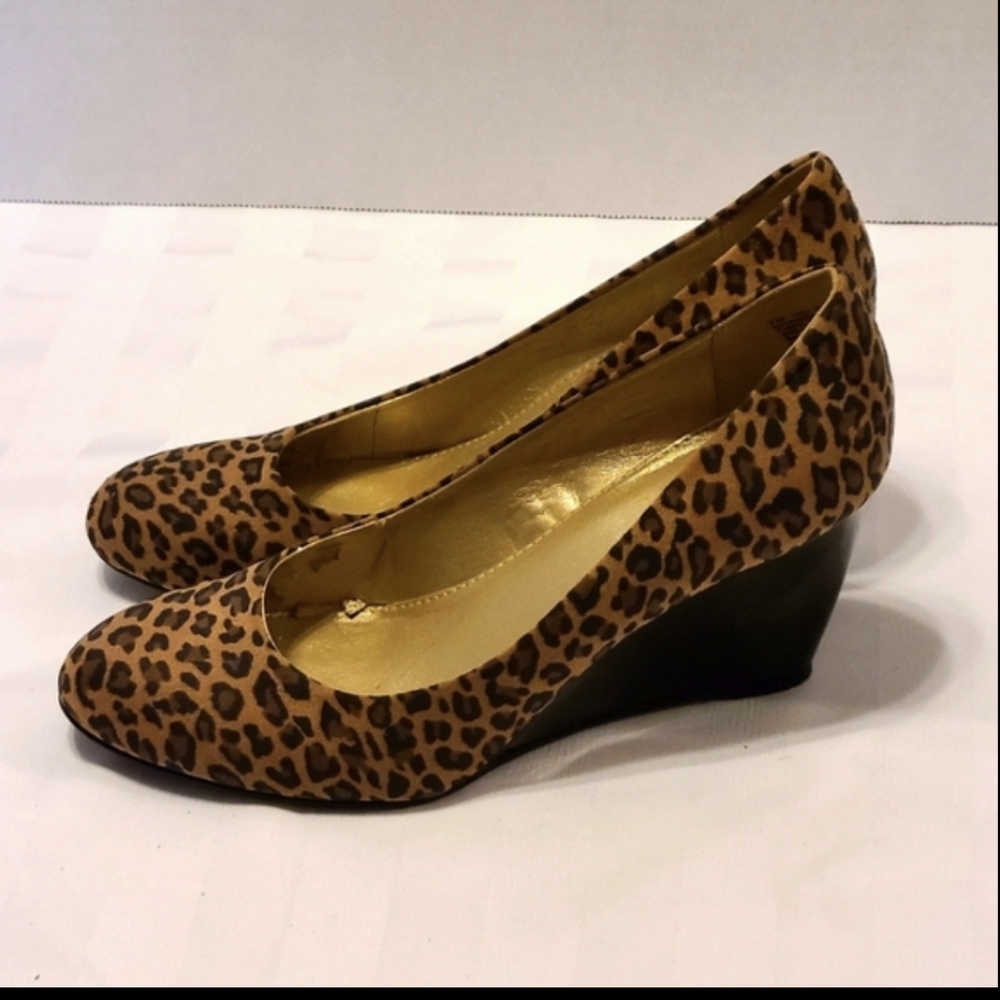 Bandolino Leppard Print Wedge Heels Pumps Size 7